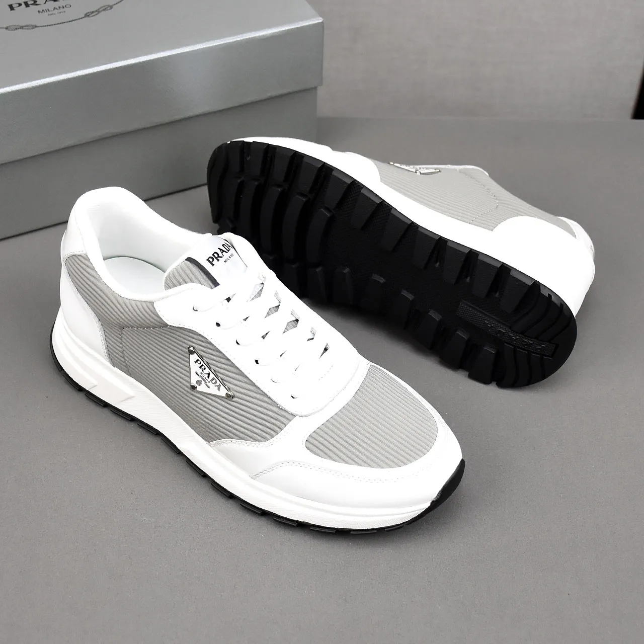 PP460👟👟👟Prada/Prada Prax men's series casual sports shoes Prax sports shoes combine style and comfort, with a unique sports design defined by exquisite materials and details. Fashionable, casual and versatile, it is decorated with an enameled triangle logo on the outside, a Prada Milano printed logo on the tongue, and a 2.5cm lightweight two-tone rubber sole for a comfortable wearing experience! Size: 38-39-40-41-42-43-44 standard leather shoe size